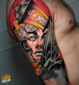 tatuaje_brazo_cara_mujer_farol_cuervo_logia_barcelona_pablo_cano 